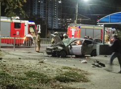 Женщина за рулем Opel снесла забор и едва не съехала в подземный переход в Волгограде