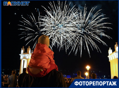 Самые терпеливые волгоградцы увидели огненный флешмоб на День города