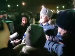 Опаздывающий поезд с беженцами из Донбасса в Волжском встречают чиновники, сотрудники МЧС и журналисты