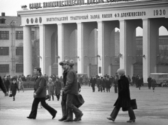 Календарь: 18 февраля 1983 года – В Волгограде сошел с конвейера двухмиллионный трактор