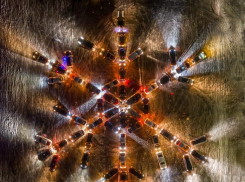 В Волгограде из машин выложили огромную снежинку