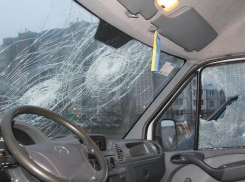 20-летний житель Волжского из мести разбил маршрутку своего знакомого