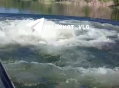 Пугающее видео с огромной водяной воронкой сняли под Волгоградом