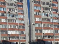 Дед Мороз-альпинист поздравил жителей запада Волгограда через окна