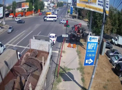 Камеры сняли на видео момент столкновения прицепа с Volkswagen на Елецкой в Волгограде 