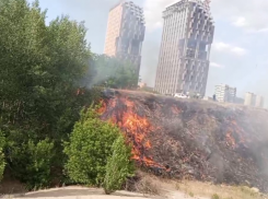 Пожар возле строящегося ЖК у берега Волги в Волгограде попал на видео 