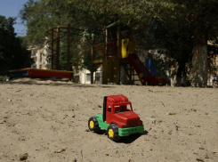 Построенный три года назад детсад в Волжском уже разваливается и протекает