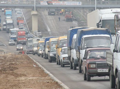В Волгограде 2-я Продольная встала в многокилометровой пробке 
