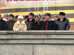 Жена губернатора Бочарова блеснула соболиными мехами перед ветеранами 2 февраля в Волгограде