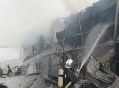 На севере Волгогрда в автомастерской сгорели ВАЗ и Газель