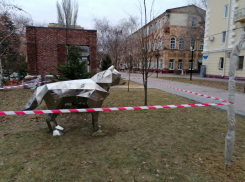 Проверка на вандализм провалена: полигональных зверей в Волгограде оградили лентой
