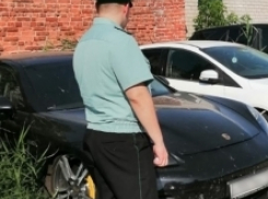 У волгоградцев забрали «Porsche Panamera» из-за дорожных штрафов