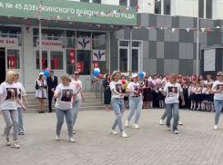 Мамы отожгли на Последнем звонке в Волгограде: «Танцпол везде!»