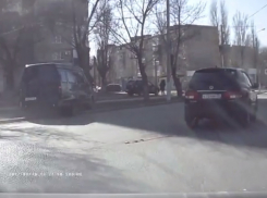 Мастер буксировки на SsangYong едва не разбил «Газель» о дерево на западе Волгограда