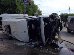 В Волжском столкнулись пассажирский автобус Mercedes и внедорожник: 7 пострадали