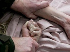 Под Волгоградом 40-летнюю женщину изнасиловали трое парней