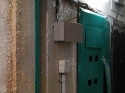 Жители дома на юге Волгограда чудом спаслись от удара током из-за залитой дождем шахты лифта