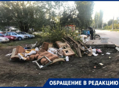 На стремительно растущую свалку  из старых унитазов жалуются жители Фролово