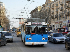 На севере Волгограда в троллейбусе 5-летний мальчик упал и получил травмы