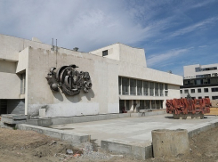 160 рабочих трудятся над реконструкцией волгоградского ГДЮЦа