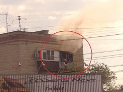 Мужчина висит на балконе горящей квартиры на западе Волгограда 