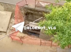 Горячая воды вторые сутки извергается в Волгограде – видео 