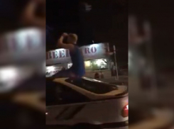 Поездка волгоградца на крыше машины по оживленной трассе попала на видео