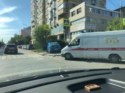 Renault Logan протаранил дорожный знак в Ворошиловском районе Волгограда