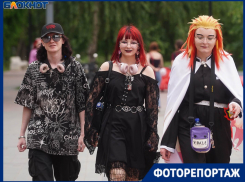 Толпы странно одетых людей шокировали горожан в центре Волгограда