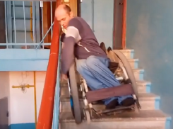 Волгоградский инвалид научился подниматься на руках на пятый этаж