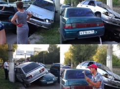 В Волгограде «Лады» на Продольной сложились в «бутерброд» в час пик