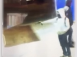 На видео попала стрельба по магазину троих неизвестных в центре Волгограда