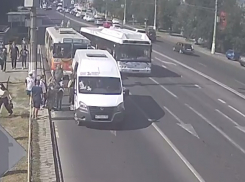 Маршрутка и троллейбус попали в ДТП в центре Волгограда: видео