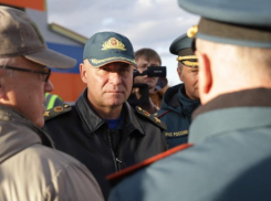 В Волгограде на стихийном мемориале почтут память погибшего главы МЧС 