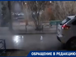 Горячая вода затопила дорогу у планетария в центре Волгограда