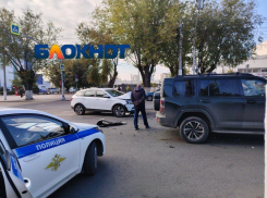 Повсюду ошметки: машины разнесло в центре Волгограда