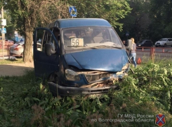 В Волгограде водитель «Пежо» протаранил маршрутку: пострадали 4 человека