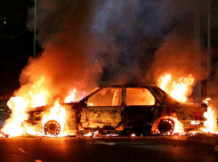 На юге Волгограда злоумышленники сожгли элитный Mitsubishi Diamante