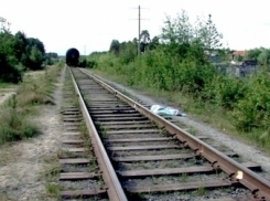 В Волгограде под мостом возле рельс найдено тело неизвестного мужчины