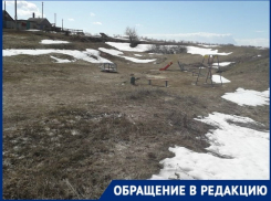 Щедрые чиновники установили детям только одну горку и одни качели на весь хутор в Урюпинском районе