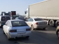 В Волгограде на 3-й Продольной образовалась гигантская пробка из-за перевернутой фуры: видео 