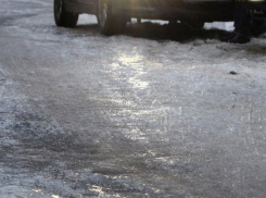Водой заливает перекресток возле музея-панорамы в Волгограде