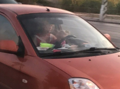В Волгограде автоледи ехала по оживленной улице с ребенком на коленях