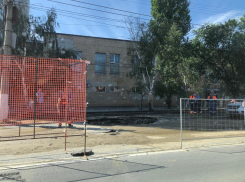 Гигантский провал образовался у трамвайных путей на Ангарской после потопа