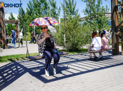 Волгоградцы плавятся от жары в прозрачных остановках