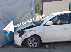 Автомобиль «влетел» в киоск с мороженым в Волгограде 