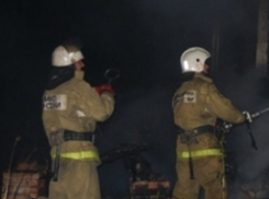 Средь бела дня Land Rover Discovery выгорел дотла на юге Волгограда