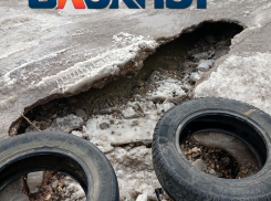 «Прикрыли покрышками»: асфальт обвалился на дороге в Волгограде 