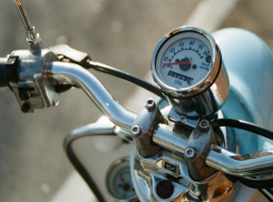 Водитель скутера сбил инспектора ДПС на требование остановиться, сломав ему ногу на трассе под Волгоградом