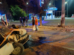 Водителя «Гранты» заблокировало в автомобиле после ДТП со столбом на севере Волгограда 